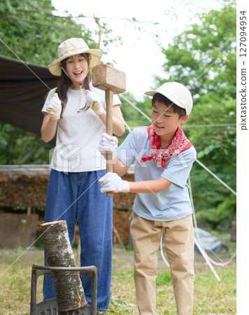 Outdoor learning experiences in nature 127094954
