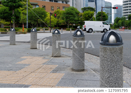 安裝在路口以阻擋車輛的護柱 127095795