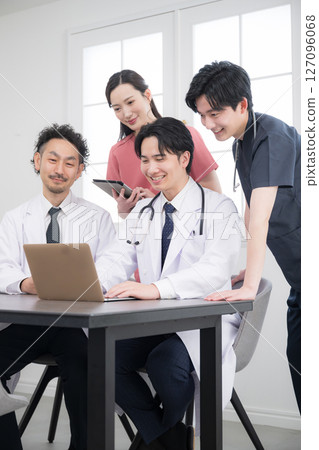 Doctors holding meetings to share information, discuss issues, and make other arrangements in a bright medical office or hospital. 127096068