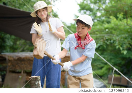 小學男孩試圖砍柴 127096243