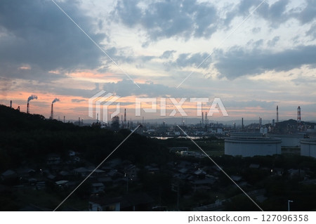 黃昏時分工業區的輪廓 127096358