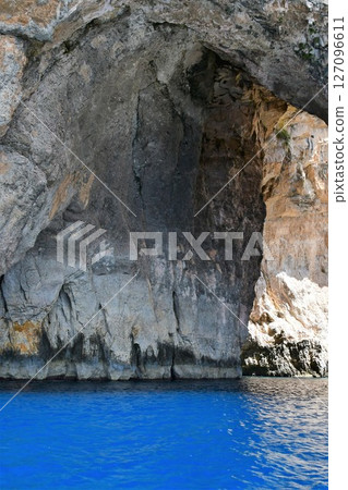 馬耳他共和國，馬耳他島，石窟，藍洞，從觀光船上欣賞，清澈蔚藍的海水 127096611