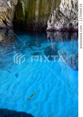 馬耳他共和國,馬耳他島,石窟,藍洞,從觀光船上欣賞,海水清澈 馬耳他共和國,馬耳他島,石窟,藍洞,從觀光船上欣賞,海水清澈 127096619