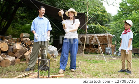 一名婦女在露營地砍柴 露營戶外圖片 127096736
