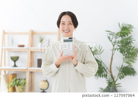 有計算器的婦女 127097864