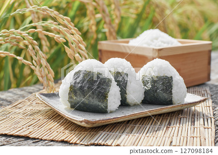 用新收成的秋米做成的飯糰和飯穗 127098184