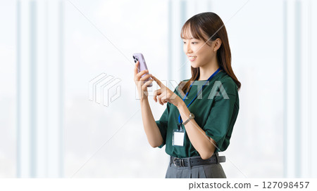 Smiling woman/businesswoman using a smartphone 127098457