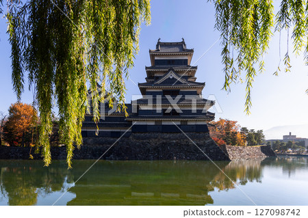 Matsumoto Castle reflected in the moat on a crisp autumn morning 127098742