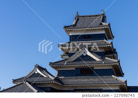 Black and white tiled roof structures of Matsumoto Castle in Nagano 127098743