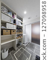A simple dressing space that takes storage and housework flow into consideration 127098958
