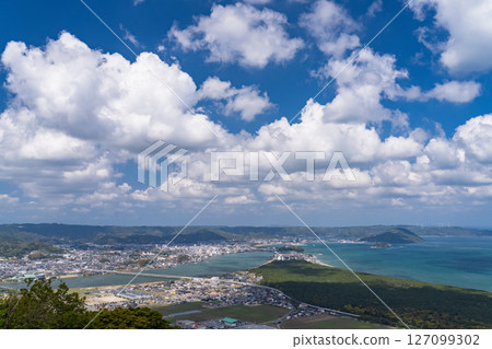 《佐賀縣》從鏡山展望台眺望的唐津灣的廣闊海景 《佐賀縣》從鏡山展望台眺望的唐津灣的廣闊海景 127099302