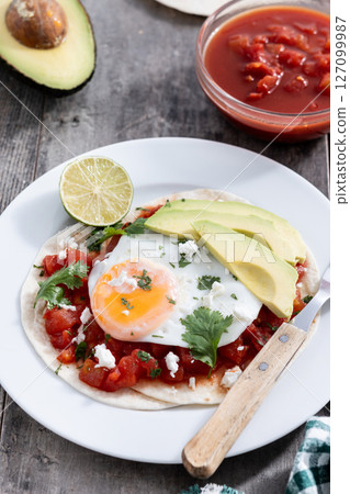 Huevos Rancheros. Traditional Mexican breakfast 127099987