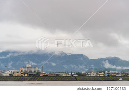 View of the town from the Oyodo River on a cloudy day 127100383