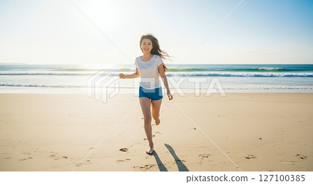 一個女人在沙灘上跑 127100385