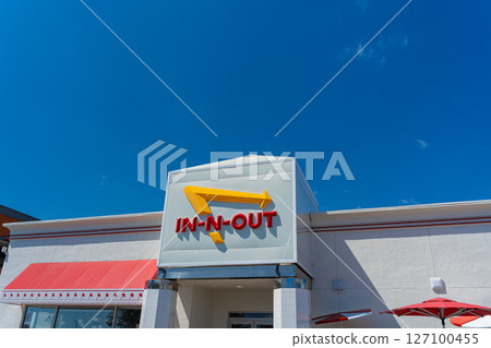 洛杉磯的一家漢堡店和一架飛機降落 洛杉磯的一家漢堡店和一架飛機降落 127100455