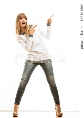woman casual style showing copy space 127101662