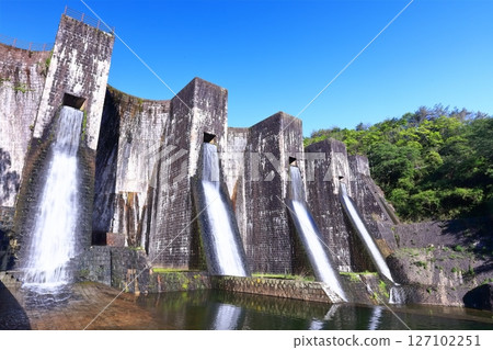 [Kagawa Prefecture] Azaleas blooming in spring at the Honenike Dam (Hoenike Weir), the first stone masonry multiple arch dam in the country 127102251