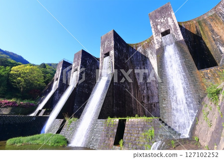 [香川縣] 全國第一座石砌連拱壩－Totoshi Pond Dam（Totoshi Pond Dam）春天杜鵑花盛開 127102252