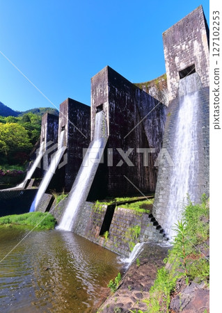 [香川縣] 全國第一座石砌連拱壩－Totoshi Pond Dam（Totoshi Pond Dam）春天杜鵑花盛開 127102253