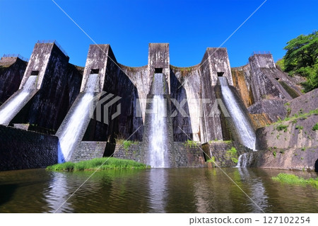 [香川縣] 全國第一座石砌連拱壩－Totoshi Pond Dam（Totoshi Pond Dam）春天杜鵑花盛開 127102254