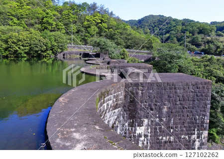 [香川縣] 全國第一座石砌連拱壩－Totoshi Pond Dam（Totoshi Pond Dam）春天杜鵑花盛開 127102262