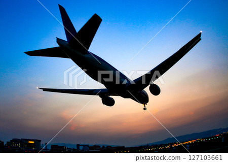 暮色天空和機翼降落在機場 127103661