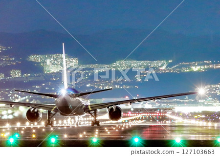 飛機在起飛前的晚上 127103663