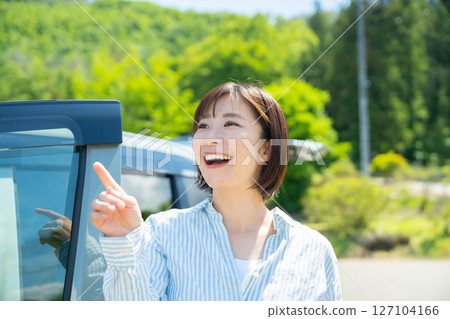 一個開車旅行的女人和一個女人。 一個開車旅行的女人和一個女人。 127104166