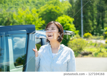 一個開車旅行的女人和一個女人。 一個開車旅行的女人和一個女人。 127104168