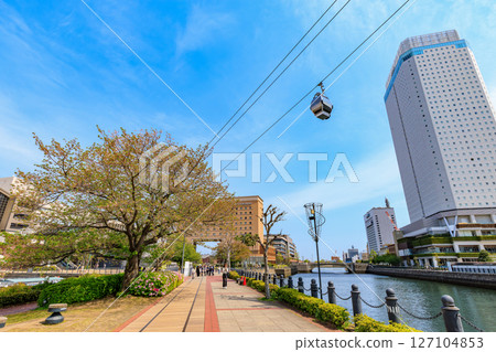 橫濱空中纜車(Yokohama Air Cabin),位於神奈川縣橫濱市的城市索道 橫濱空中纜車(Yokohama Air Cabin),位於神奈川縣橫濱市的城市索道 127104853