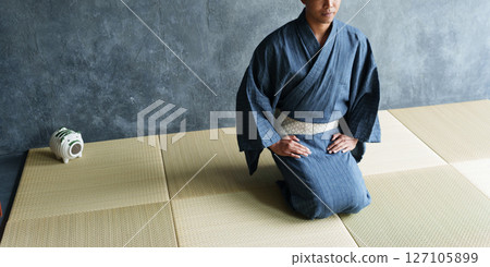 身著浴衣端坐的外國遊客 身著浴衣端坐的外國遊客 127105899