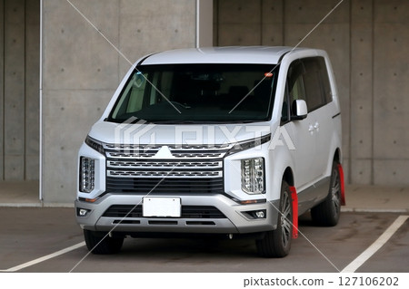 Minivan image 127106202