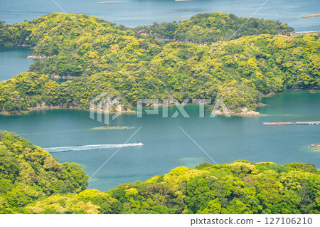 （長崎縣）九十九島，漂浮在佐世保灣的島嶼。人們正在享受滑水的樂趣。 127106210