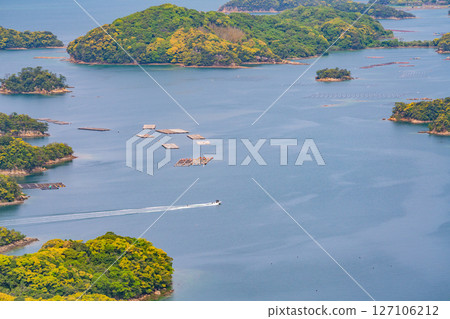(長崎縣)九十九島,漂浮在佐世保灣的島嶼。人們正在享受滑水的樂趣。 (長崎縣)九十九島,漂浮在佐世保灣的島嶼。人們正在享受滑水的樂趣。 127106212