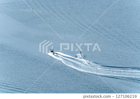 （長崎縣）九十九島，漂浮在佐世保灣的島嶼。人們正在享受滑水的樂趣。 127106219