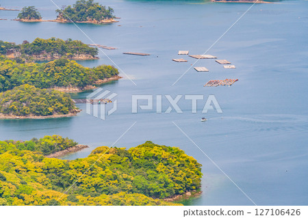 （長崎縣）從天海峰展望台眺望九十九島及佐世保灣的島嶼 127106426