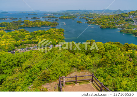 (Nagasaki Prefecture) View of the Kujukushima Islands and the islands floating in Sasebo Bay from Tenkaiho Observatory 127106520