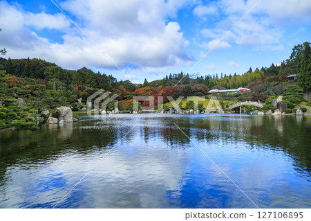 三原市三溪園的秋葉和池塘 三原市三溪園的秋葉和池塘 127106895