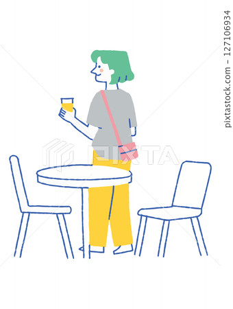 一位女士在美食廣場點飲料 127106934