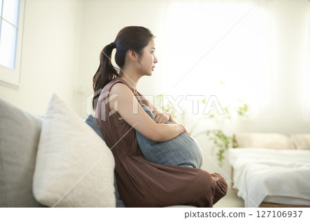 A woman in her 20s sitting on a sofa, beauty image A woman in her 20s sitting on a sofa, beauty image 127106937