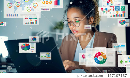 一位外國女性使用筆記型電腦和商業數據的概念視覺圖 一位外國女性使用筆記型電腦和商業數據的概念視覺圖 127107187