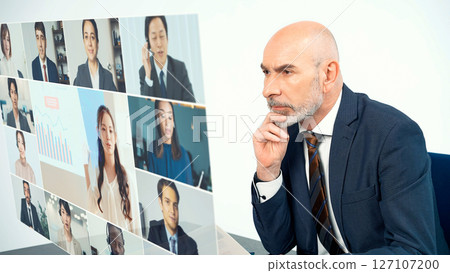 一名外國男子參加視訊會議的概念視覺圖 127107200