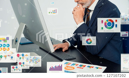 辦公室工作的商人和電子文檔的概念視覺 127107202