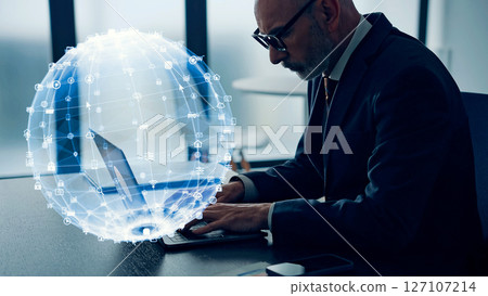 一名外國男子在辦公室使用電腦和網路的概念視覺圖 127107214