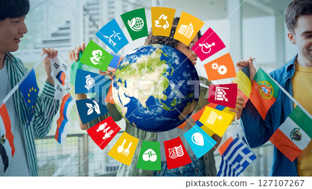 多國人民高舉國際旗幟的永續發展目標概念 127107267