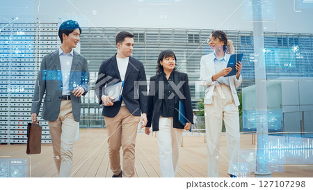 一群跨國商人在城市中行走與數位科技概念 127107298