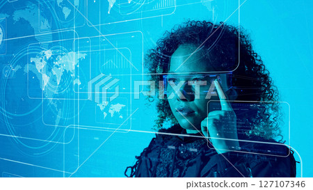 一位外國女性戴著智慧眼鏡觀看立體螢幕的概念視覺圖 127107346
