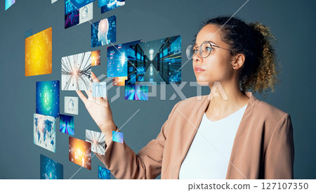 一位外國女性觀看 3D 圖像的概念視覺圖 127107350