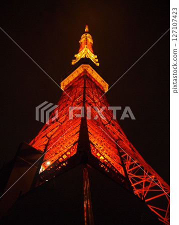 夜晚的東京塔燈火通明 夜晚的東京塔燈火通明 127107423