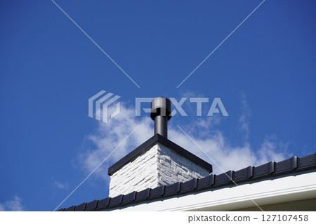 藍天和木爐煙囪 藍天和木爐煙囪 127107458